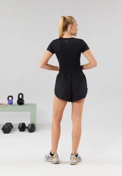 ESSENTIAL QUICK DRY CROPPED SHORT SLEEVE T-SHIRT - Basic T-shirt - Black -Even&Odd 94c405efea8144998be2e8c0bea85478