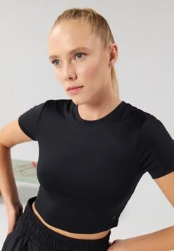 ESSENTIAL QUICK DRY CROPPED SHORT SLEEVE T-SHIRT - Basic T-shirt - Black -Even&Odd a6b2614b99e34217a19fc2c6ea53945a