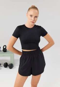 ESSENTIAL QUICK DRY CROPPED SHORT SLEEVE T-SHIRT - Basic T-shirt - Black